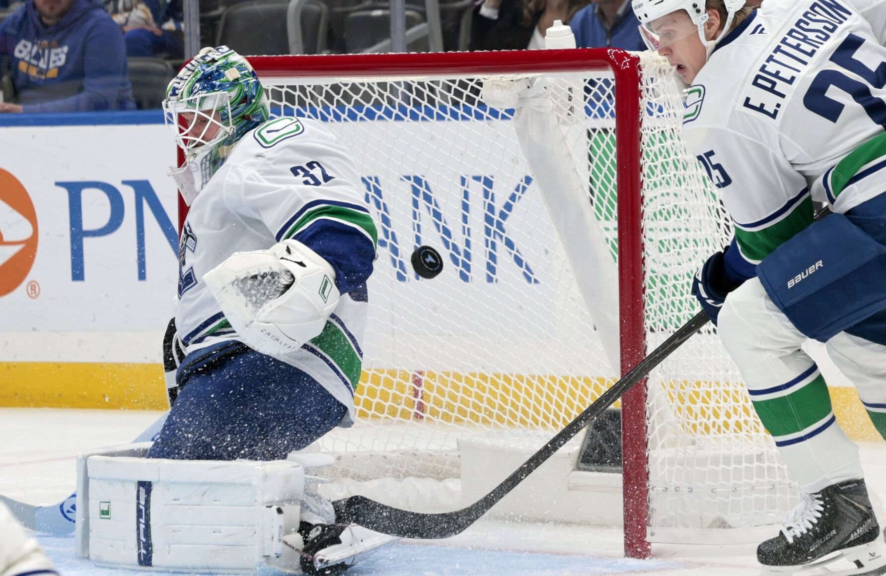 最新杏吧原创 Blues host the Vancouver Canucks